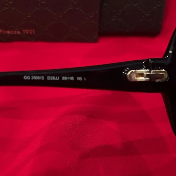 Gucci Glossy Black Sunglasses - Picture 3 of 4